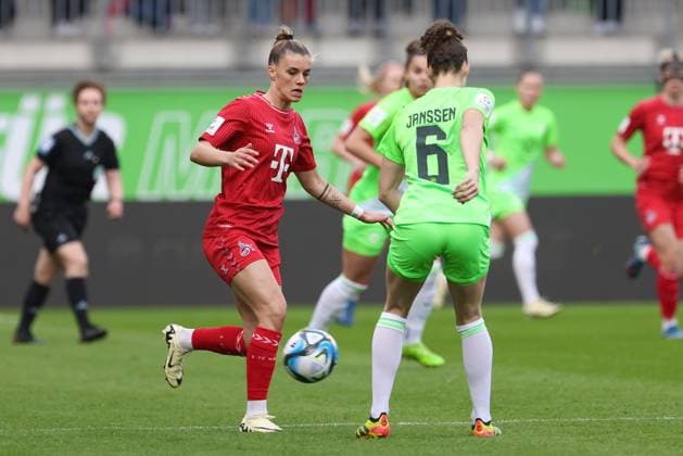 from left Selina Cerci 1 FC Köln, 29 and Dominique Janssen VfL Wolfsburg, 6 in a duel, dynamic, action, action, game scene, THE DFB REGULATIONS PROHIBIT ANY USE OF PHOTOGRAPHS AS IMAGE SEQUENCES AND OR QUASI VIDEO , 03 05 2024, Wolfsburg Germany , Football, Google Pixel Womens Bundesliga, VfL Wolfsburg 1 FC Köln xobx