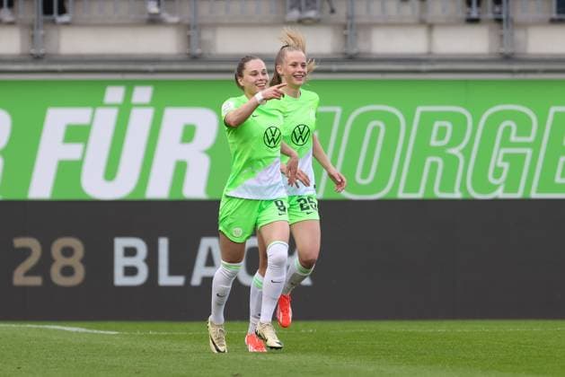 from left goal scorer Ewa Pajor VfL Wolfsburg, 9 and Vivien Endemann VfL Wolfsburg, 25 with goal celebration, jubilation, cheering, optimistic, game scene, highlight, joy about the goal for 2 0, THE DFB REGULATIONS PROHIBIT ANY USE OF PHOTOGRAPHS AS IMAGE SEQUENCES AND OR QUASI VIDEO , 03 05 2024, Wolfsburg Germany , Football, Google Pixel Womens Bundesliga, VfL Wolfsburg 1 FC Köln xobx