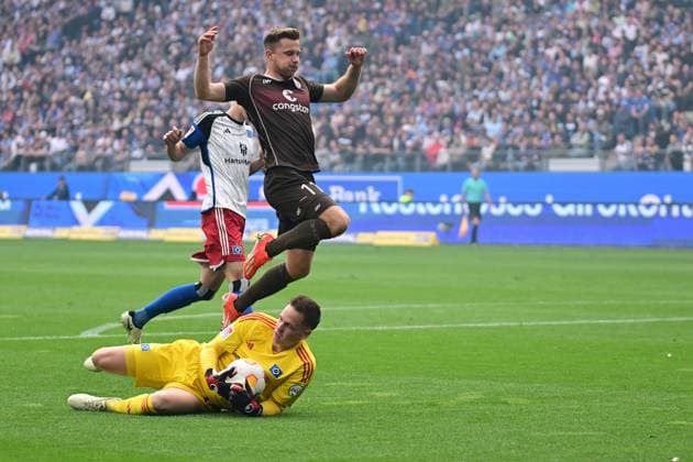 Soccer I Men I 2023 2024 I 2 Bundesliga I 32 Matchday I Hamburger SV FC St Pauli I 3 5 2024 Matheo Raab 19, Hamburger SV catches the ball in front of Johannes Eggestein 11, FC St Pauli from Hamburg Volksparkstadion Hamburg Germany Copyright: xLobeca AndreasxHannigx