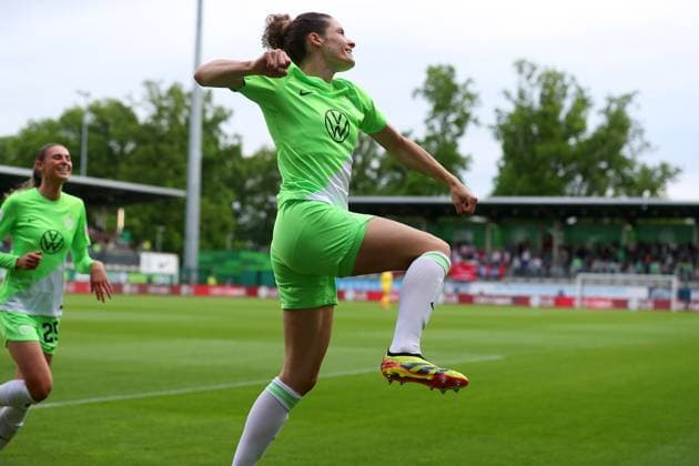 VfL vs Cologne, BL Women Wolfsburg, 03 05 2024, FOOTBALL VfL Wolfsburg vs 1 FC Cologne, Google Pixel Women Bundesliga, Season 2023 24 Dominique Janssen VfL Wolfsburg celebrates after her header to make it 1 0 Wolfsburg