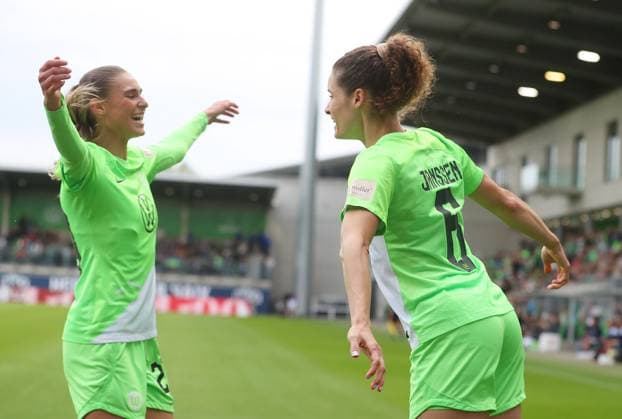 VfL vs Köln, BL Frauen Wolfsburg, 03 05 2024, FUßBALL VfL Wolfsburg vs 1 FC Köln, Google Pixel Frauen Bundesliga, Saison 2023 24 Dominique Janssen VfL Wolfsburg celebrates with Jule Brand VfL Wolfsburg after her header goal for 1 0 Wolfsburg