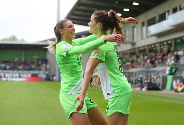 VfL vs Köln, BL Frauen Wolfsburg, 03 05 2024, FUßBALL VfL Wolfsburg vs 1 FC Köln, Google Pixel Frauen Bundesliga, Saison 2023 24 Dominique Janssen VfL Wolfsburg celebrates with Jule Brand VfL Wolfsburg after her header goal for 1 0 Wolfsburg