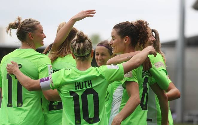 VfL vs Cologne, BL Women Wolfsburg, 03 05 2024, FOOTBALL VfL Wolfsburg vs 1 FC Cologne, Google Pixel Women Bundesliga, Season 2023 24 Dominique Janssen VfL Wolfsburg celebrates with the team after her header goal to make it 1 0 Wolfsburg