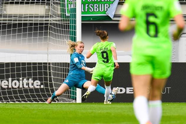 Soccer I Women I Season 2023 2024 I Bundesliga I 20 Matchday I VfL Wolfsburg 1 FC Köln I 03 05 2024 Ewa Pajor 9, VfL Wolfsburg overcomes Jasmin Pal 1, 1 FC Köln, goalkeeper and scores to make it 2 0 for the Wolves Wolfsburg AOK Stadion Niedersachsen Germany Copyright: xLobeca InesxHähnelx