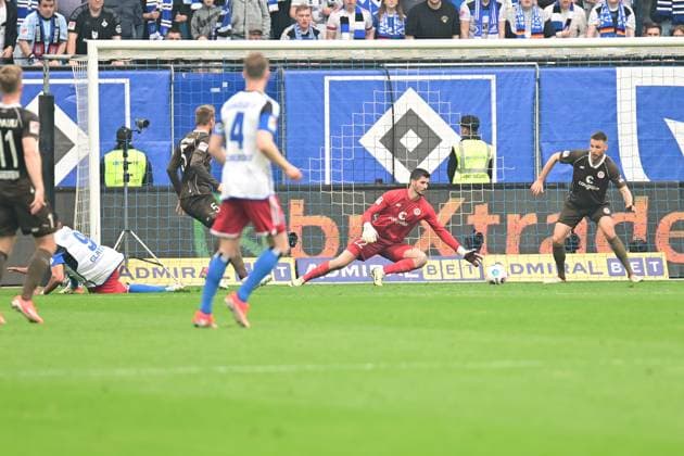 Soccer I Men I 2023 2024 I 2 Bundesliga I 32 Matchday I Hamburger SV FC St Pauli I 3 5 2024 HSVs strong phase Nikola Vasilj 22, FC St Pauli must strike three times Hamburg Volksparkstadion Hamburg Germany Copyright: xLobeca AndreasxHannigx