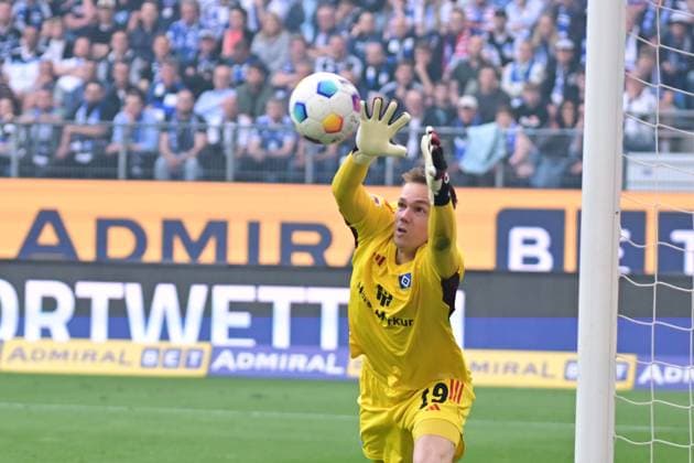 Soccer I Men I 2023 2024 I 2 Bundesliga I 32 Matchday I Hamburger SV FC St Pauli I 3 5 2024 Matheo Raab 19, Hamburger SV secure support for his team Hamburg Volksparkstadion Hamburg Germany Copyright: xLobeca AndreasxHannigx