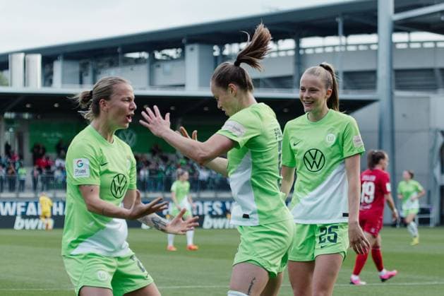 Wolfsburg, Germany 03 May 2024 1 BL Women 2023 2024 VfL Wolfsburg vs 1 FC Köln In the picture Ewa Pajor Wolfsburg cheers with her teammates after her goal for 3 0, DFB regulations prohibit any use of photographs as image sequences and or quasi video AOK Stadion Niedersachsen Copyright: xFotostandx xNiewelerx