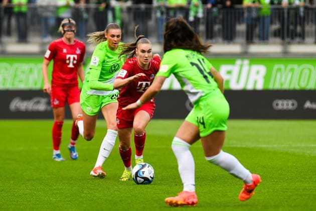 Soccer I Women I Season 2023 2024 I Bundesliga I 20 Matchday I VfL Wolfsburg 1 FC Köln I 03 05 2024 Alena Bienz 11, 1 FC Köln storms with ball on Wolfsburg goal, Jule Brand 29, VfL Wolfsburg is on Bienzs heels, Nuria Rabano Blanco 14, VfL Wolfsburg gets in Bienzs way Wolfsburg AOK Stadion Niedersachsen Germany Copyright: xLobeca InesxHähnelx