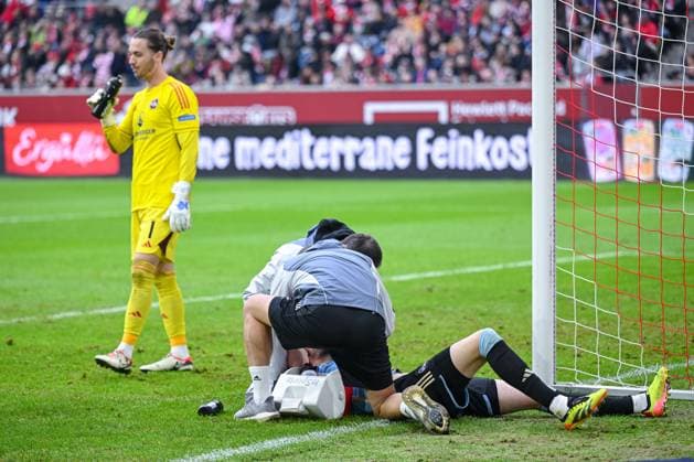 03 05 2024, Soccer, 2 Bundesliga, 32 Matchday Season 2023 2024, Fortuna Düsseldorf 1 FC Nuremberg, Florian Hübner 1 FC Nuremberg is treated xRHR PHOTO TKx Copyright: RHR-FOTOx RHR-FOTO TK