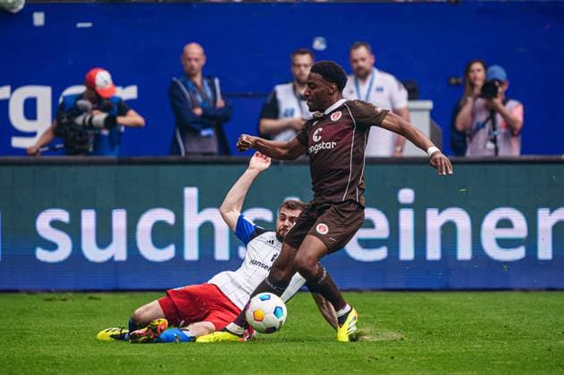 Lukasz Poreba Hamburger SV, 06 , Oladapo Afolayan FC St Pauli, 17 GER, Hamburger SV vs FC St Pauli, Football, 2 Bundesliga, Matchday 32, Season 2023 2024, 03 05 2024 DFL REGULATIONS PROHIBIT ANY USE OF PHOTOGRAPHS AS IMAGE SEQUENCES AND OR QUASI VIDEO GER, Hamburger SV vs FC St Pauli, Football, 2 Bundesliga, Matchday 32, Season 2023 2024, 03 05 2024 Hamburg Copyright: xEibner-Pressefoto MarcelxvonxFehrnx EP_MFN