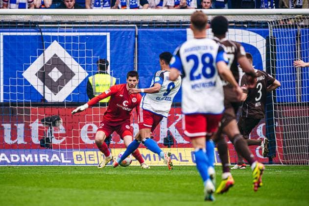 Goal for 1 0 Robert Glatzel Hamburger SV, 09 , disallowed for foul, VAR decision, video referee, video evidence GER, Hamburger SV vs FC St Pauli, Football, 2 Bundesliga, Matchday 32, Season 2023 2024, 03 05 2024 DFL REGULATES PROHIBIT ANY USE OF PHOTOGRAPHS AS IMAGE SEQUENCES AND OR QUASI VIDEO GER, Hamburger SV vs FC St Pauli, Football, 2 Bundesliga, Matchday 32, Season 2023 2024, 03 05 2024 Hamburg Copyright: xEibner-Pressefoto MarcelxvonxFehrnx EP_MFN
