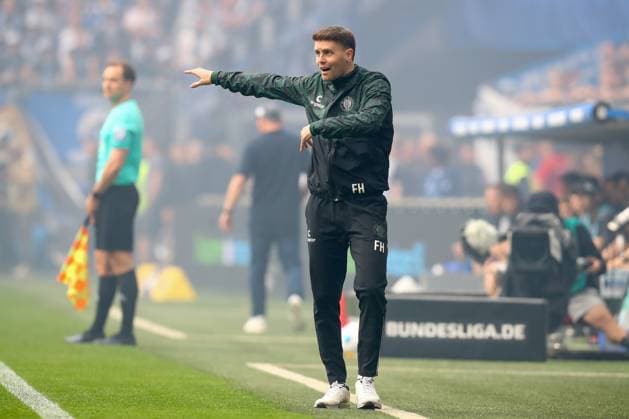 03 05 2024, xtgx, Fußball 2 Bundesliga, Hamburger SV FC St Pauli emspor, v l Fabian Huerzeler St Pauli, Trainer gibt Anweisungen, gestikuliert mit den Armen, gesticulate, gives instructions DFL DFB REGULATIONS PROHIBIT ANY USE OF PHOTOGRAPHS as IMAGE SEQUENCES and or QUASI VIDEO Hamburg