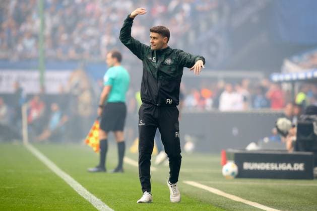 03 05 2024, xtgx, Fußball 2 Bundesliga, Hamburger SV FC St Pauli emspor, v l Fabian Huerzeler St Pauli, Trainer gibt Anweisungen, gestikuliert mit den Armen, gesticulate, gives instructions DFL DFB REGULATIONS PROHIBIT ANY USE OF PHOTOGRAPHS as IMAGE SEQUENCES and or QUASI VIDEO Hamburg