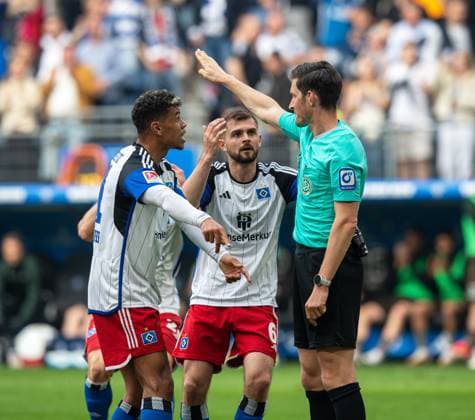 Football, Men, Season 2023 2024, 2 Bundesliga 32 Matchday , Hamburger SV FC St Pauli, v l Ransdorf Königsdörffer HSV and Lukasz Poreba HSV complain to referee Dr Matthias Jöllenbeck after the disallowed goal by Robert Glatzel HSV , 03 05 2024, Copyright: xSebastianxRäppold MatthiasxKochx