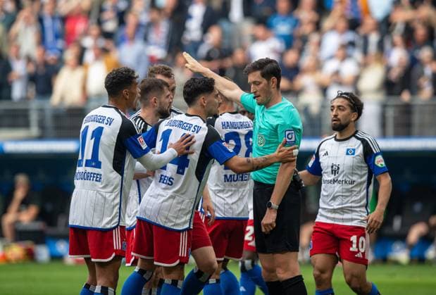 Football, Men, Season 2023 2024, 2 Bundesliga 32 Matchday , Hamburger SV FC St Pauli, f l Ransdorf Königsdörffer HSV , Ludovit Reis HSV , Miro Muheim HSV and Immanuel Pherai HSV complain to referee Dr Matthias Jöllenbeck after the disallowed goal by Robert Glatzel HSV , 03 05 2024, Copyright: xSebastianxRäppold MatthiasxKochx