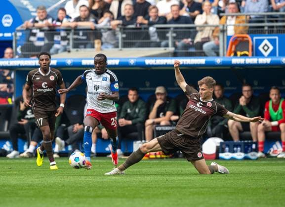 Soccer, Men, Season 2023 2024, 2 Bundesliga 32 Matchday , Hamburger SV FC St Pauli, f l Jean Luc Dompe HSV , David Nemeth FC St Pauli , 03 05 2024, Copyright: xSebastianxRäppold MatthiasxKochx