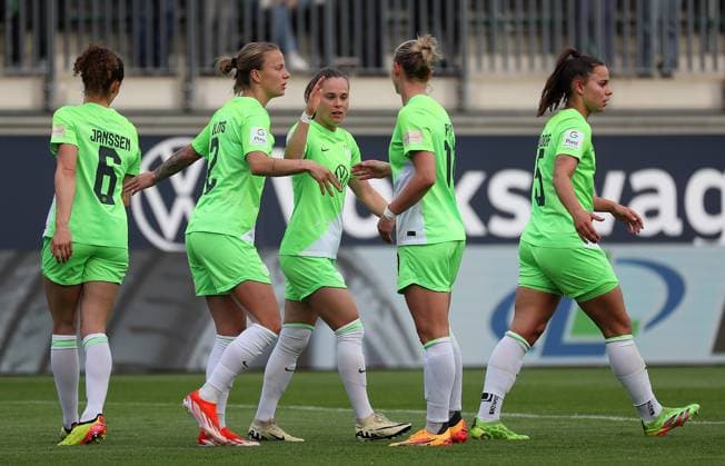 VfL vs Köln, BL Frauen Wolfsburg, 03 05 2024, FUßBALL VfL Wolfsburg vs 1 FC Köln, Google Pixel Frauen Bundesliga, Saison 2023 24 Ewa Pajor VfL Wolfsburg cheers with the team after her goal to make it 3 0 Wolfsburg