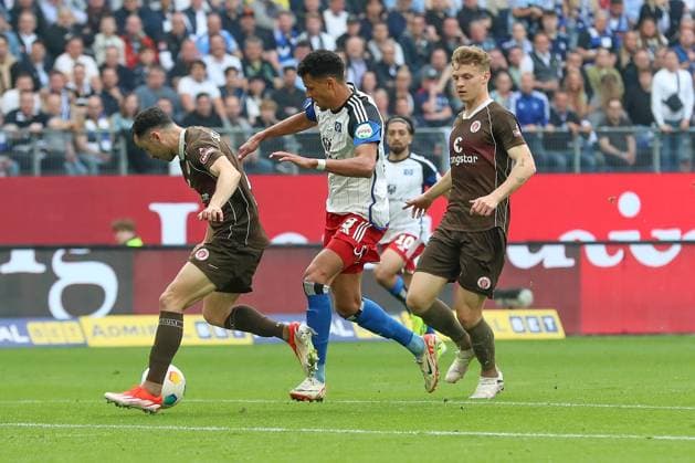 03 05 2024, xtgx, Soccer 2 Bundesliga, Hamburger SV FC St Pauli emspor, v l The goal by Robert Glatzel HSV, 9 to 1 0 was disallowed due to a foul DFL DFB REGULATIONS PROHIBIT ANY USE OF PHOTOGRAPHS as IMAGE SEQUENCES and or QUASI VIDEO Hamburg