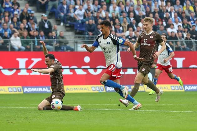 03 05 2024, xtgx, Soccer 2 Bundesliga, Hamburger SV FC St Pauli emspor, v l The goal by Robert Glatzel HSV, 9 to 1 0 was disallowed due to a foul DFL DFB REGULATIONS PROHIBIT ANY USE OF PHOTOGRAPHS as IMAGE SEQUENCES and or QUASI VIDEO Hamburg