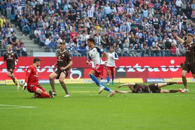 03 05 2024, xtgx, Soccer 2 Bundesliga, Hamburger SV FC St Pauli emspor, v l The goal by Robert Glatzel HSV, 9 to 1 0 was disallowed due to a foul DFL DFB REGULATIONS PROHIBIT ANY USE OF PHOTOGRAPHS as IMAGE SEQUENCES and or QUASI VIDEO Hamburg