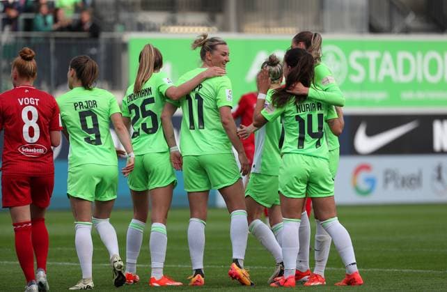 VfL vs Köln, BL Frauen Wolfsburg, 03 05 2024, FUßBALL VfL Wolfsburg vs 1 FC Köln, Google Pixel Frauen Bundesliga, Saison 2023 24 Alexandra Popp VfL Wolfsburg cheers with the team after her goal to make it 4 0 Wolfsburg