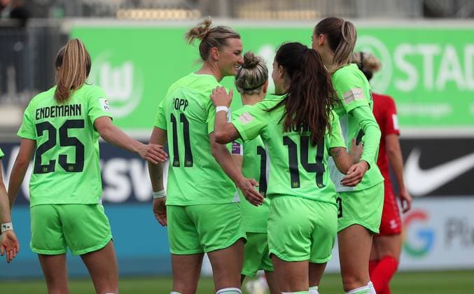VfL vs Köln, BL Frauen Wolfsburg, 03 05 2024, FUßBALL VfL Wolfsburg vs 1 FC Köln, Google Pixel Frauen Bundesliga, Saison 2023 24 Alexandra Popp VfL Wolfsburg cheers with the team after her goal to make it 4 0 Wolfsburg