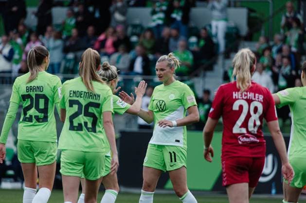 Wolfsburg, Germany 03 May 2024 1 BL Women 2023 2024 VfL Wolfsburg vs 1 FC Köln In the picture Alexandra Popp Wolfsburg cheers with her teammates after her goal for 4 0, DFB regulations prohibit any use of photographs as image sequences and or quasi video AOK Stadion Niedersachsen Copyright: xFotostandx xNiewelerx