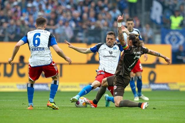 03 05 2024, xtgx, Soccer 2 Bundesliga, Hamburger SV FC St Pauli emspor, v l Jonas Meffert HSV, 23 , Jackson Irvine St Pauli, 7 duel, duel, fight, tackle DFL DFB REGULATIONS PROHIBIT ANY USE OF PHOTOGRAPHS as IMAGE SEQUENCES and or QUASI VIDEO Hamburg
