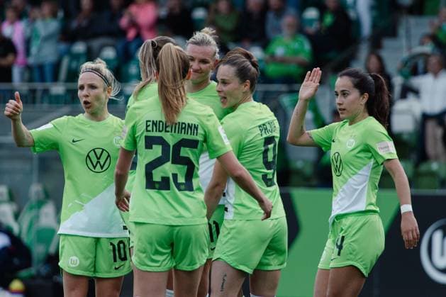 Wolfsburg, Germany 03 May 2024 1 BL Women 2023 2024 VfL Wolfsburg vs 1 FC Köln In the picture Alexandra Popp Wolfsburg cheers with her teammates after her goal for 4 0, DFB regulations prohibit any use of photographs as image sequences and or quasi video AOK Stadion Niedersachsen Copyright: xFotostandx xNiewelerx
