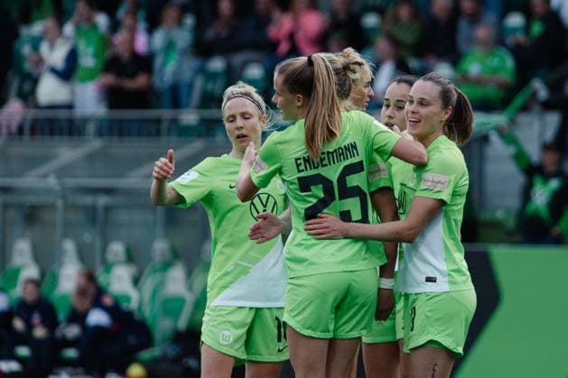 Wolfsburg, Germany 03 May 2024 1 BL Women 2023 2024 VfL Wolfsburg vs 1 FC Köln In the picture Alexandra Popp Wolfsburg cheers with her teammates after her goal for 4 0, DFB regulations prohibit any use of photographs as image sequences and or quasi video AOK Stadion Niedersachsen Copyright: xFotostandx xNiewelerx
