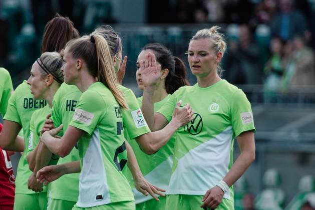 Wolfsburg, Germany 03 May 2024 1 BL Women 2023 2024 VfL Wolfsburg vs 1 FC Köln In the picture Alexandra Popp Wolfsburg cheers with her teammates after her goal for 4 0, DFB regulations prohibit any use of photographs as image sequences and or quasi video AOK Stadion Niedersachsen Copyright: xFotostandx xNiewelerx