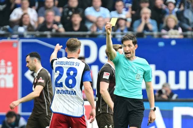 Soccer I Men I 2023 2024 I 2 Bundesliga I 32 Matchday I Hamburger SV FC St Pauli I 3 5 2024 Dr Matthias Jöllenbeck Referee gives Miro Muheim 28, Hamburger SV the yellow card Hamburg Volksparkstadion Hamburg Germany Copyright: xLobeca AndreasxHannigx
