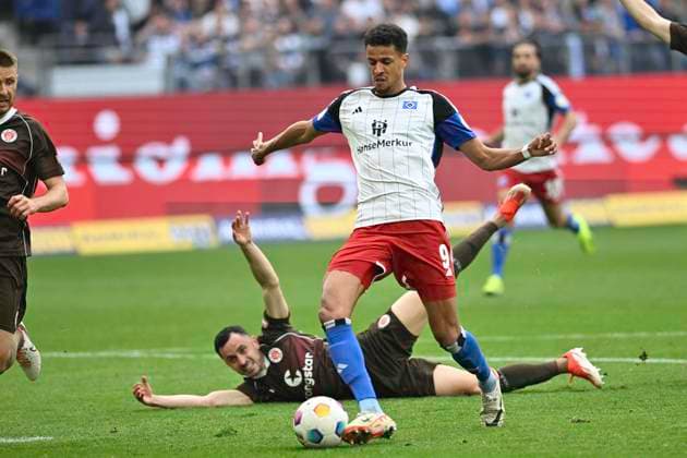 GER 2 FBL,, Hamburger SV vs FC St Pauli 03 05 2024, Volksparkstadion, Hamburg, GER 2 FBL, Hamburger SV vs FC St Pauli in picture Robert Glatzel Hamburg 09 fouls Manolis Saliakas Pauli 02 nordphotoxGmbH xWitke nph00002