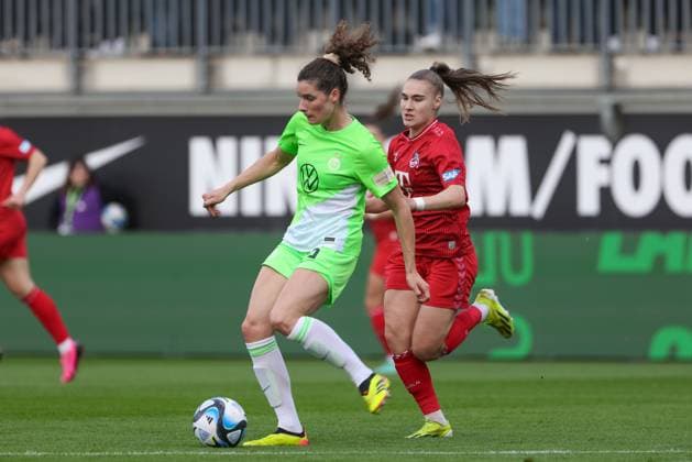 from left Dominique Janssen VfL Wolfsburg, 6 and Alena Bienz 1 FC Köln, 11 in a duel, dynamic, action, action, game scene, THE DFB REGULATIONS PROHIBIT ANY USE OF PHOTOGRAPHS AS IMAGE SEQUENCES AND OR QUASI VIDEO , 03 05 2024, Wolfsburg Germany , Football, Google Pixel Womens Bundesliga, VfL Wolfsburg 1 FC Köln xobx