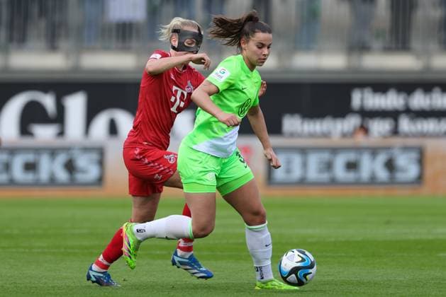 from left Celina Degen 1 FC Köln, 5 and Lena Oberdorf VfL Wolfsburg, 5 in a duel, dynamic, action, action, game scene, THE DFB REGULATIONS PROHIBIT ANY USE OF PHOTOGRAPHS AS IMAGE SEQUENCES AND OR QUASI VIDEO , 03 05 2024, Wolfsburg Germany , Football, Google Pixel Womens Bundesliga, VfL Wolfsburg 1 FC Köln xobx