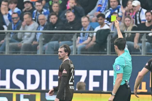 Soccer I Men I 2023 2024 I 2 Bundesliga I 32 Matchday I Hamburger SV FC St Pauli I 3 5 2024 Dr Matthias Jöllenbeck Referee with the yellow card for Connor Metcalfe 24, FC St Pauli Hamburg Volksparkstadion Hamburg Germany Copyright: xLobeca AndreasxHannigx