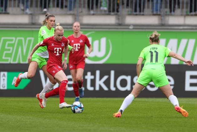 from left Jule Brand VfL Wolfsburg, 29 , Anna Gerhardt 1 FC Köln, 21 and Alexandra Popp Alex Popp, VfL Wolfsburg, 11 in duel, duel, dynamics, action, action, game scene, THE DFB REGULATIONS PROHIBIT ANY USE OF PHOTOGRAPHS AS IMAGE SEQUENCES AND OR QUASI VIDEO , 03 05 2024, Wolfsburg Germany , Football, Google Pixel Womens Bundesliga, VfL Wolfsburg 1 FC Köln xobx
