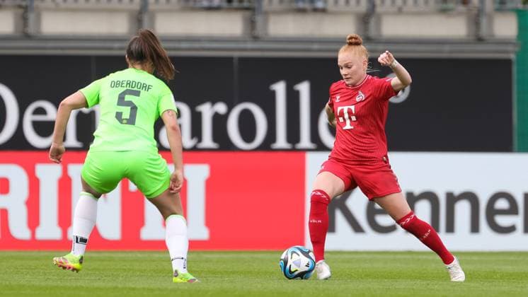 from left Lena Oberdorf VfL Wolfsburg, 5 and Laura Vogt 1 FC Köln, 8 on the ball, single image, full body, action, action, match scene, THE DFB REGULATIONS PROHIBIT ANY USE OF PHOTOGRAPHS AS IMAGE SEQUENCES AND OR QUASI VIDEO , 03 05 2024, Wolfsburg Germany , Football, Google Pixel Womens Bundesliga, VfL Wolfsburg 1 FC Köln xobx