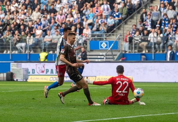 Soccer, Men, Season 2023 2024, 2 Bundesliga 32 Matchday , Hamburger SV FC St Pauli, Robert Glatzel HSV scores the supposed goal for 1 0 against Karol Mets FC St Pauli and goalkeeper Nikola Vasilj FC St Pauli , 03 05 2024, Copyright: xSebastianxRäppold MatthiasxKochx