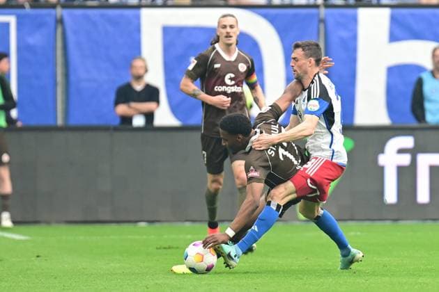 Soccer I Men I 2023 2024 I 2 Bundesliga I 32 Matchday I Hamburger SV FC St Pauli I 3 5 2024 Jonas Meffert 23, Hamburger SV and Oladapo Afolayan 17, FC St Pauli give each other nothing here the HSVer rustic to work Hamburg Volksparkstadion Hamburg Germany Copyright: xLobeca AndreasxHannigx