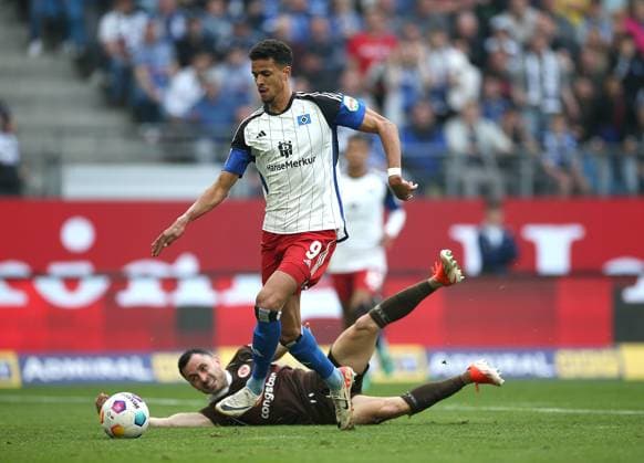 03 05 2024, Soccer 2 Bundesliga 2023 2024, Matchday 32, Hamburger SV FC St Pauli , at Volksparkstadion Hamburg L R Robert Glatzel Hamburg vs Manolis Saliakas FC St Pauli DFL and DFB regulations prohibit any use of photographs as image sequences and or quasi video