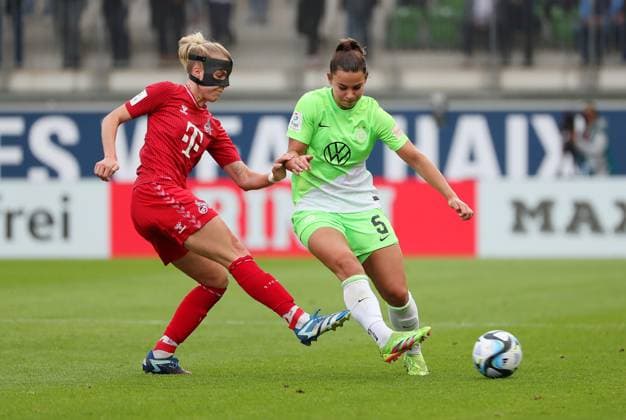 VfL vs Cologne, BL Women Wolfsburg, 03 05 2024, FOOTBALL VfL Wolfsburg vs 1 FC Cologne, Google Pixel Women Bundesliga, Season 2023 24 Celina Degen Cologne , Lena Oberdorf VfL Wolfsburg Wolfsburg