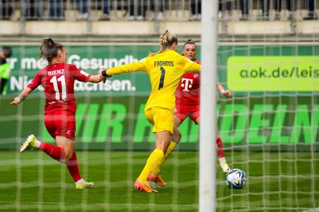 Soccer I Women I Season 2023 2024 I Bundesliga I Matchday 20 I VfL Wolfsburg 1 FC Köln I 03 05 2024 Merle Frohms 1, VfL Wolfsburg, goalkeeper is tackled in the penalty area by Alena Bienz 11, 1 FC Köln and Selina Cerci 29, 1 FC Köln Wolfsburg AOK Stadion Niedersachsen Germany Copyright: xLobeca InesxHähnelx