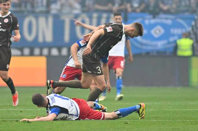 GER 2 FBL,, Hamburger SV vs FC St Pauli 03 05 2024, Volksparkstadion, Hamburg, GER 2 FBL, Hamburger SV vs FC St Pauli in picture Lukasz Poreba Hamburg 06 fouls Karol Mets Pauli 03 nordphotoxGmbH xWitke nph00002