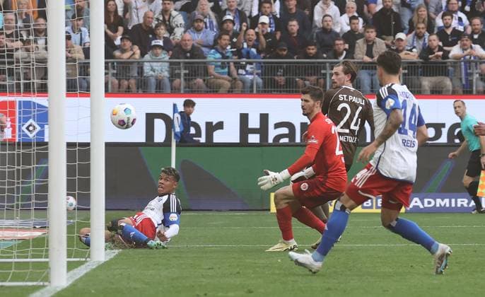 Ransford Yeboah Koenigsdoerffer HSV hits the post Football, Men, Season 2023 2024, 2 BL, Volksparkstadion, Hamburger SV vs FC St Pauli, City derby DFL REGULATIONS PROHIBIT ANY USE OF PHOTOGRAPHS AS IMAGE SEQUENCES AND OR QUASI VIDEO
