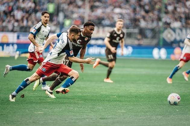 Soccer Men Season 2023 2024 2 Soccer Bundesliga 32 Matchday Hamburger SV vs FC St Pauli 03 05 2024 v l Lukasz Poreba 6, HSV vs Oladapo Afolayan 17, FC St Pauli Hamburg Volksparkstadion Hamburg Germany