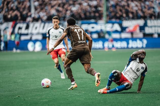Soccer Men Season 2023 2024 2 Soccer Bundesliga 32 Matchday Hamburger SV vs FC St Pauli 03 05 2024 right Jean Luc Dompe 27, HSV laments a blow from Oladapo Afolayan 17, FC St Pauli Hamburg Volksparkstadion Hamburg Germany