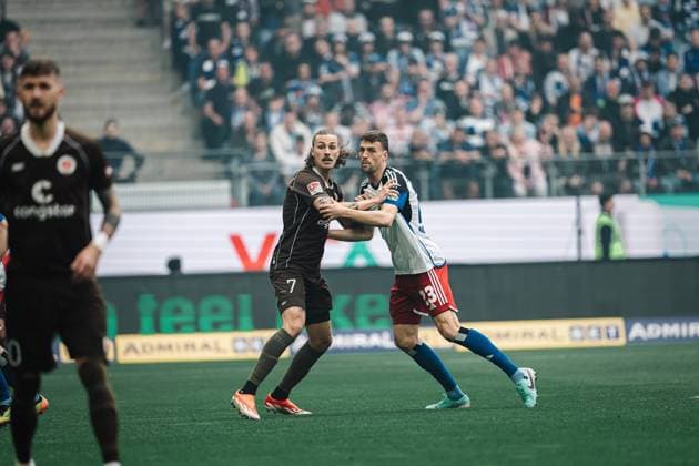 Soccer Men Season 2023 2024 2 Soccer Bundesliga 32 Matchday Hamburger SV vs FC St Pauli 03 05 2024 Push duel between Jackson Irvine 7, FC St Pauli left and Jonas Meffert 23, HSV right Hamburg Volksparkstadion Hamburg Germany
