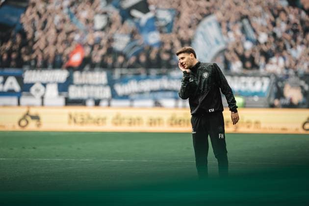 Soccer Men Season 2023 2024 2 Soccer Bundesliga 32 Matchday Hamburger SV vs FC St Pauli 03 05 2024 Coach Fabian Hürzeler FC St Pauli gives secret instructions Hamburg Volksparkstadion Hamburg Germany