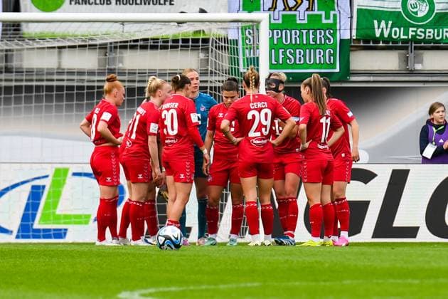 Soccer I Women I Season 2023 2024 I Bundesliga I Matchday 20 I VfL Wolfsburg 1 FC Köln I 03 05 2024 The Cologne team comes together briefly after conceding the third goal Wolfsburg AOK Stadion Niedersachsen Germany Copyright: xLobeca InesxHähnelx